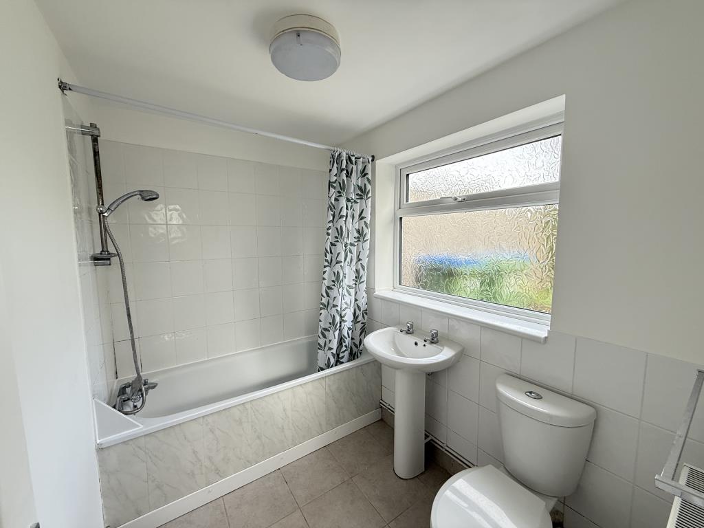 Lot: 157 - SEMI-DETACHED TWO-BEDROOM HOUSE FOR INVESTMENT OR OCCUPATION - White bathroom suite
